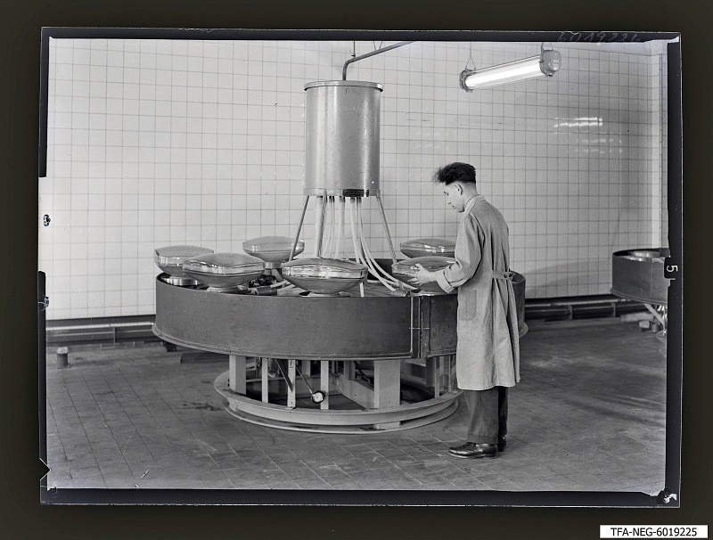 Engl. Kolbenwaschmaschine (www.industriesalon.de CC BY-NC-SA)