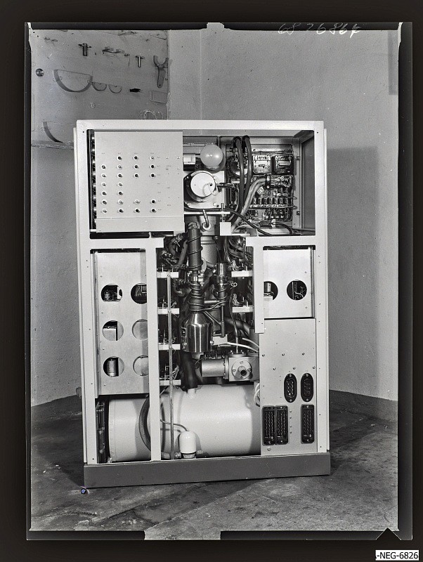 Engl. Preßteller-Automat (www.industriesalon.de CC BY-SA)