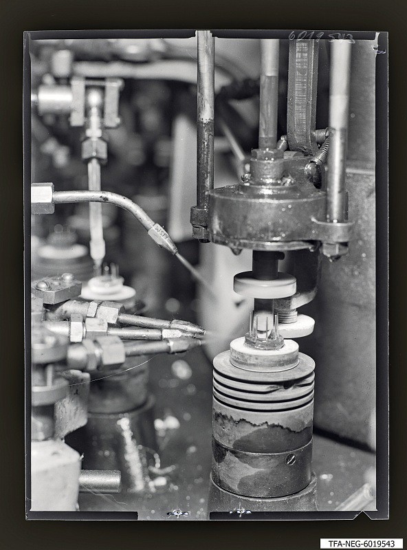 Preßteller-Fertigung Bildröhre (Engl. Automaten) (www.industriesalon.de CC BY-SA)