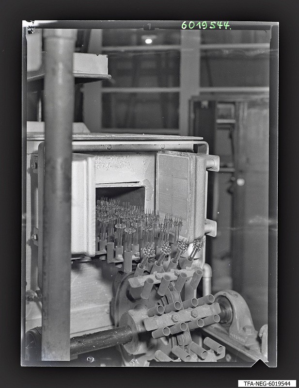 Preßteller-Fertigung Bildröhre (Engl. Automaten) (www.industriesalon.de CC BY-SA)