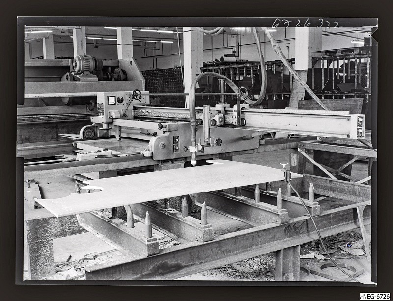 Schneidmaschine im Rohlager (www.industriesalon.de CC BY-SA)
