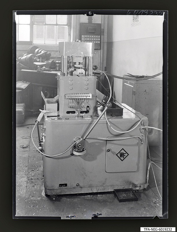Stanz-Automat (Sputnik) (www.industriesalon.de CC BY-SA)