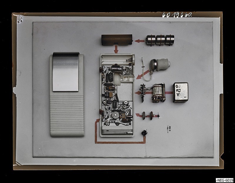 Transistor-Gerät, Einzelteile (www.industriesalon.de CC BY-SA)