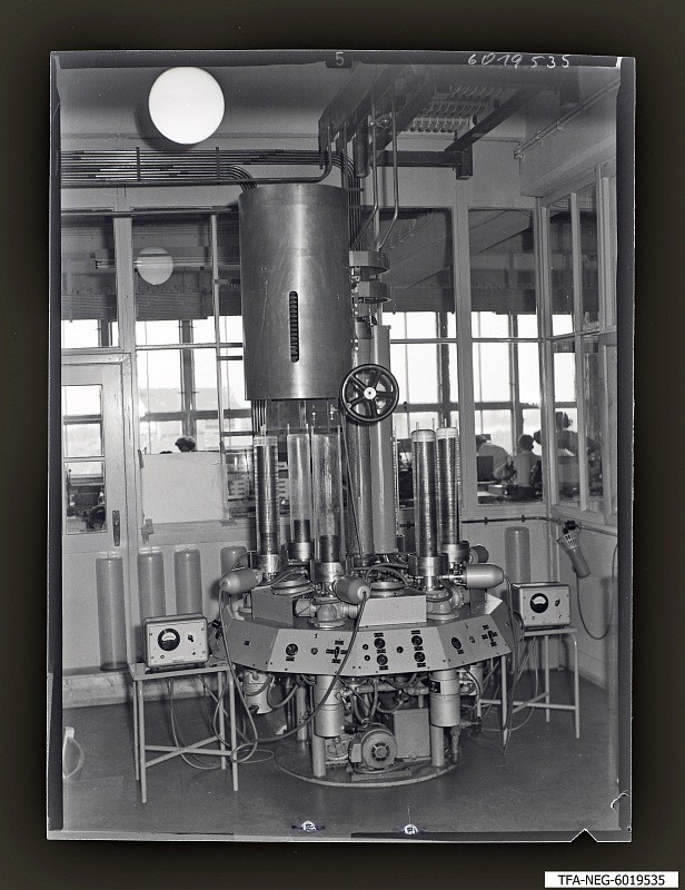 Vakuum-Hochfrequenz Glühstand (www.industriesalon.de CC BY-SA)