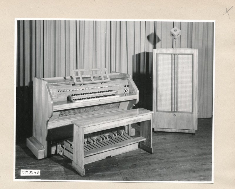 Elektronische Orgel mit Lautsprecher (www.industriesalon.de CC BY-SA)