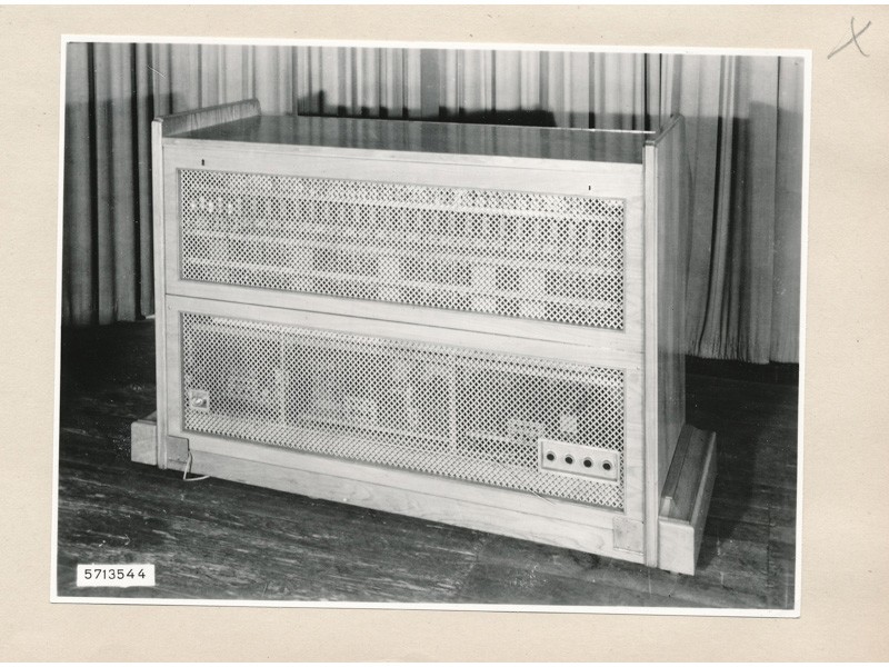 Elektronische Orgel, Rückseite geschlossen (www.industriesalon.de CC BY-SA)