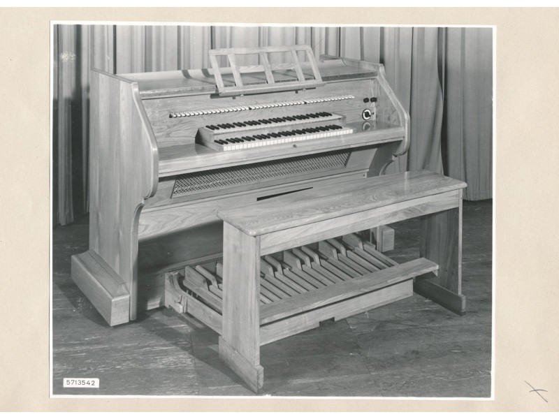 Elektronische Orgel, Vorderseite (www.industriesalon.de CC BY-SA)