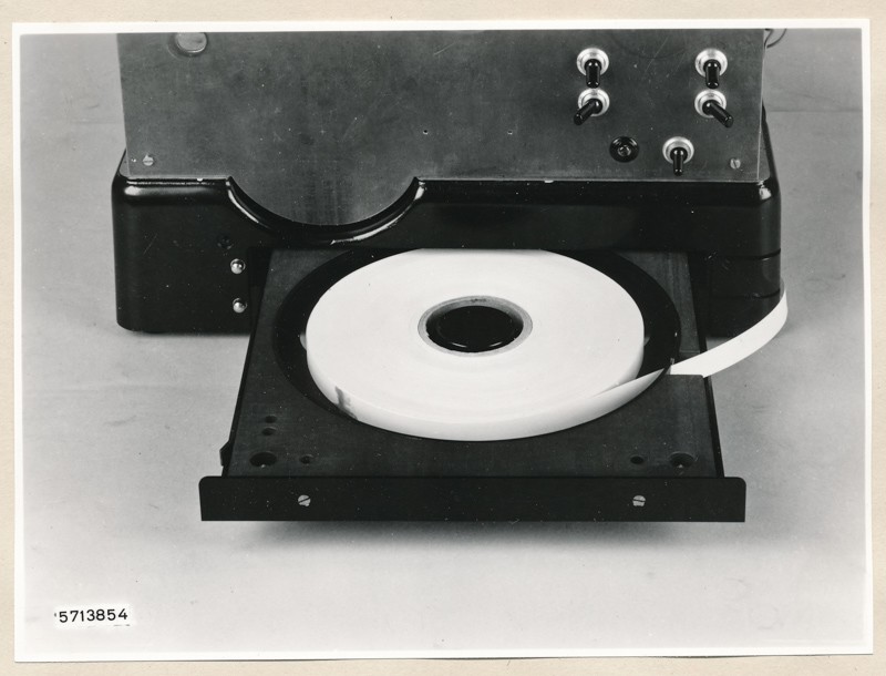 Papierkassette eines Fernschreibers (www.industriesalon.de CC BY-SA)