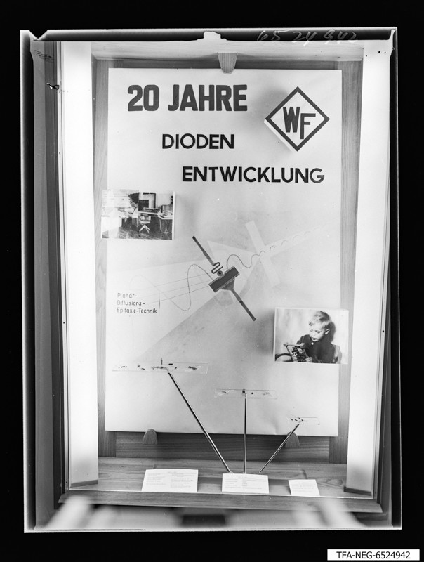 20 Jahre WF Schaukasten Diodenfertigung, Foto September 1965 (www.industriesalon.de CC BY-SA)