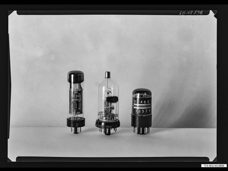 3 Miniaturröhren aus DDR-Produktion 1 (www.industriesalon.de CC BY-SA)
