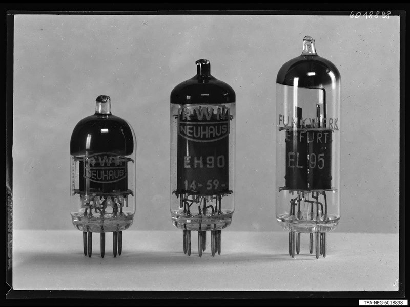 3 Miniaturröhren aus DDR-Produktion 2 (www.industriesalon.de CC BY-SA)