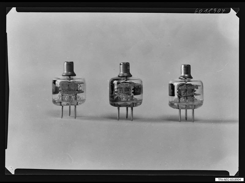 3 Miniaturröhren aus dem Funkwerk Erfurt. (www.industriesalon.de CC BY-SA)