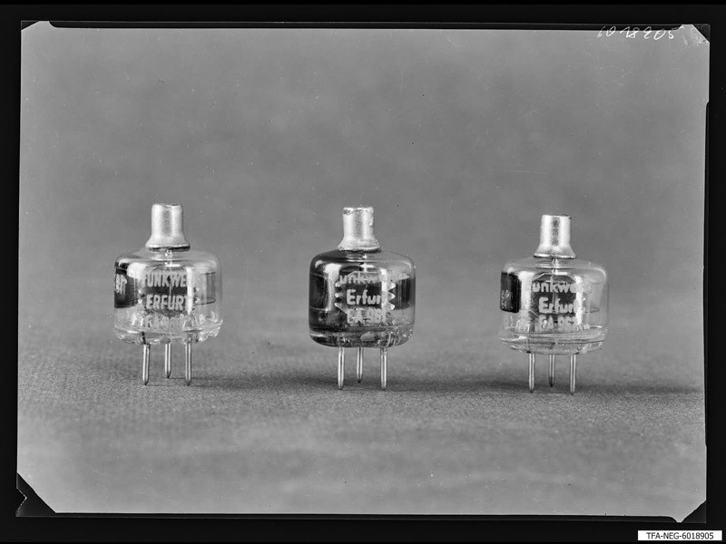 3 Miniaturröhren aus dem Funkwerk Erfurt. (www.industriesalon.de CC BY-SA)