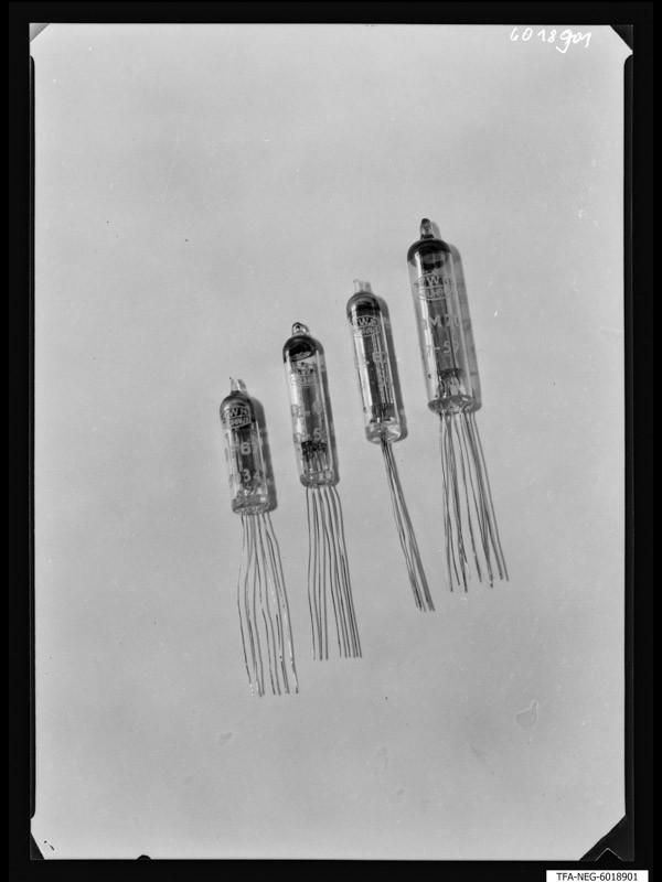 4 Miniaturröhren aus DDR-Produktion 2 (www.industriesalon.de CC BY-SA)