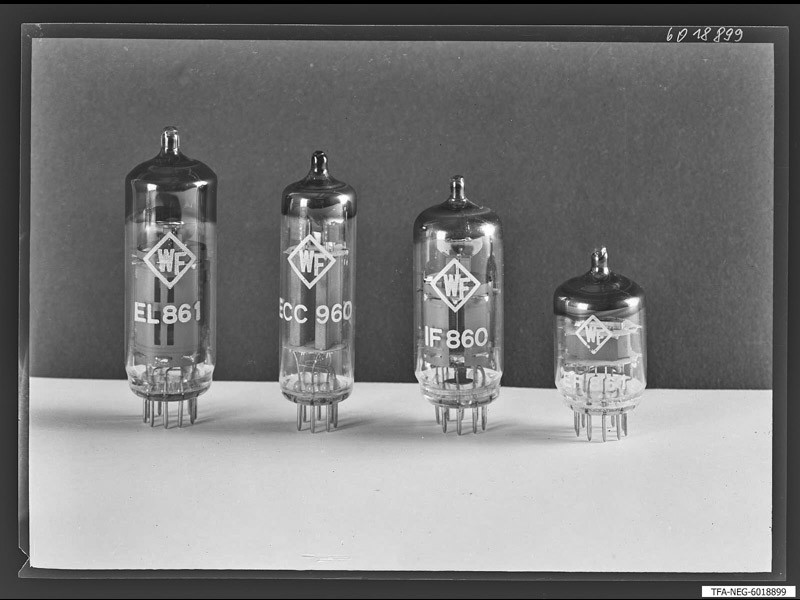 4 Miniaturröhren aus WF-Produktion (www.industriesalon.de CC BY-SA)