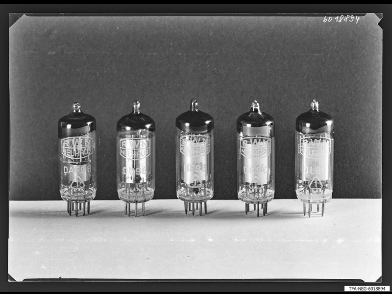 5 Miniaturröhren aus DDR-Produktion 1 (www.industriesalon.de CC BY-SA)