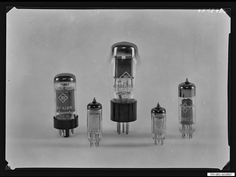 5 unterschiedliche Elektronenröhren aus WF-Produktion 2 (www.industriesalon.de CC BY-SA)