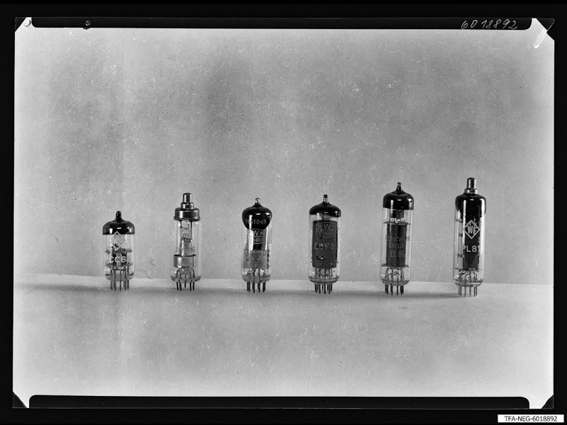 6 Miniaturröhren aus DDR-Produktion 3 (www.industriesalon.de CC BY-SA)
