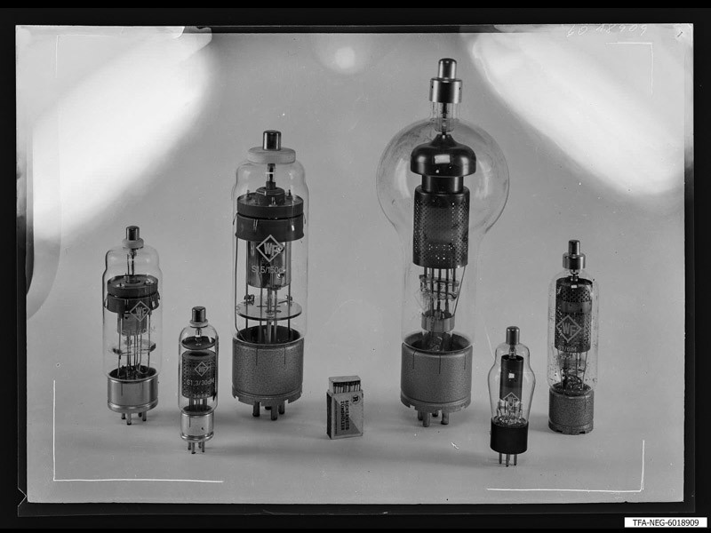 6 unterschiedliche Elektronenröhren aus dem WF. (www.industriesalon.de CC BY-SA)