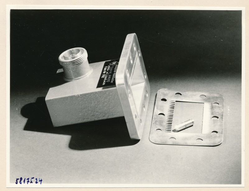 7,5cm Bauteil Adapter Hohlleiter AHK/V2, Foto 10. Oktober 1958 (www.industriesalon.de CC BY-SA)