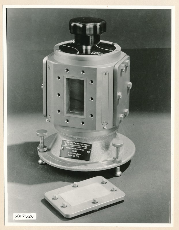 7,5cm Bauteil Adapter Hohlleiter Umschalter HU/V1, Foto 10. Oktober 1958 (www.industriesalon.de CC BY-SA)