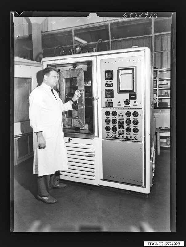 Abteilungsleiter Graeser bei dr Klimaprüfung, Foto September 1965 (www.industriesalon.de CC BY-NC-SA)
