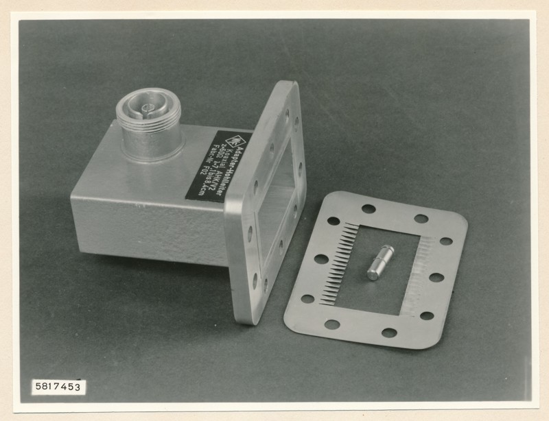 Adapter-Hohlleiter Koaxial AHK/V2, Foto 1. Oktober 1958 (www.industriesalon.de CC BY-SA)