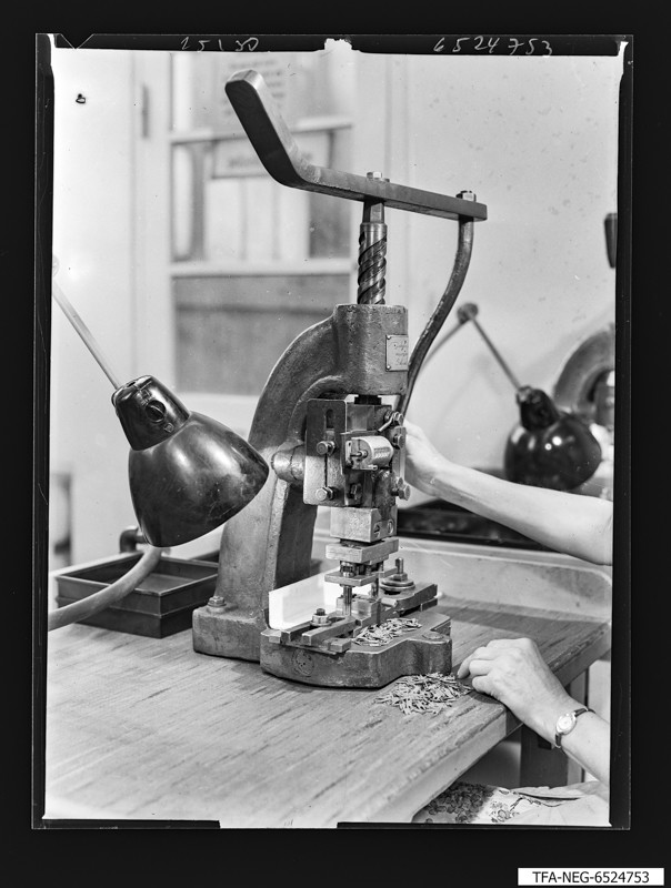 Arbeiterin an manueller Stanze, Foto August 1965 (www.industriesalon.de CC BY-SA)