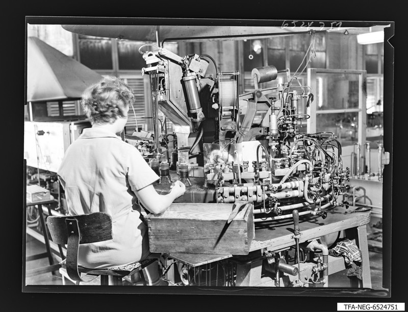 Arbeiterin an Maschine, Foto August 1965 (www.industriesalon.de CC BY-NC-SA)