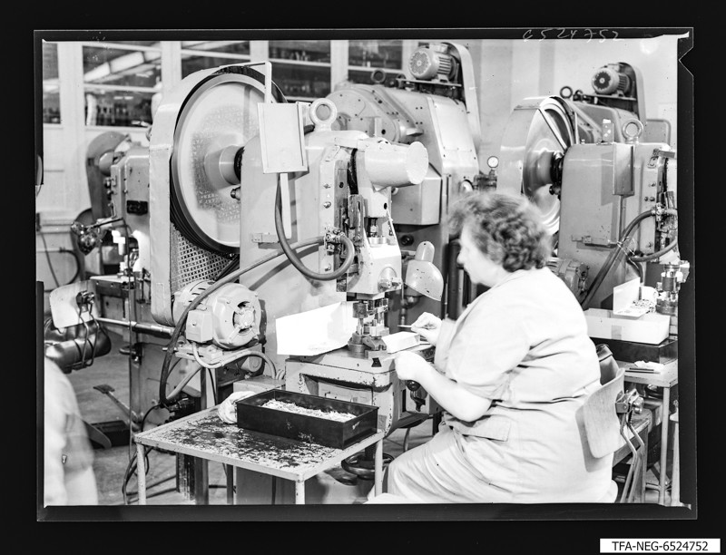 Arbeiterin an Stanzmaschine, Foto August 1965 (www.industriesalon.de CC BY-NC-SA)