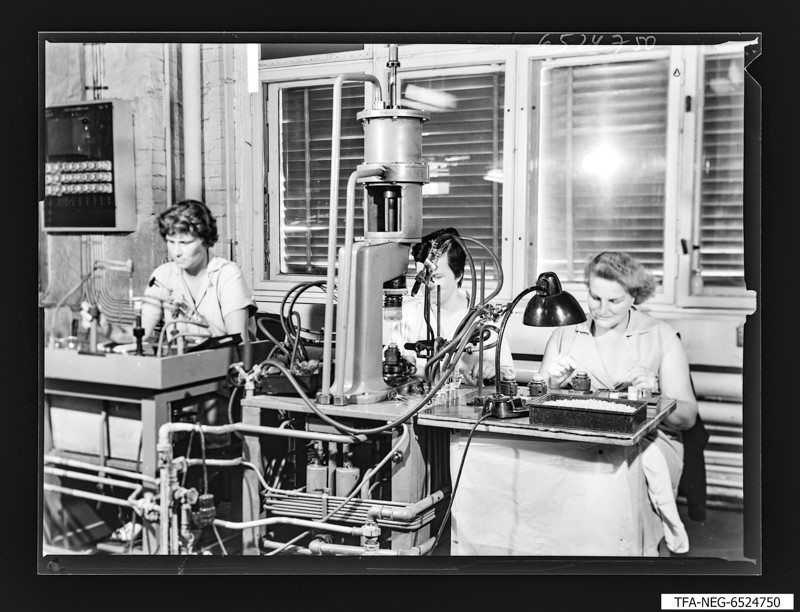 Arbeiterinnen an Einzel-Arbeitsplätzen, Foto August 1965 (www.industriesalon.de CC BY-NC-SA)
