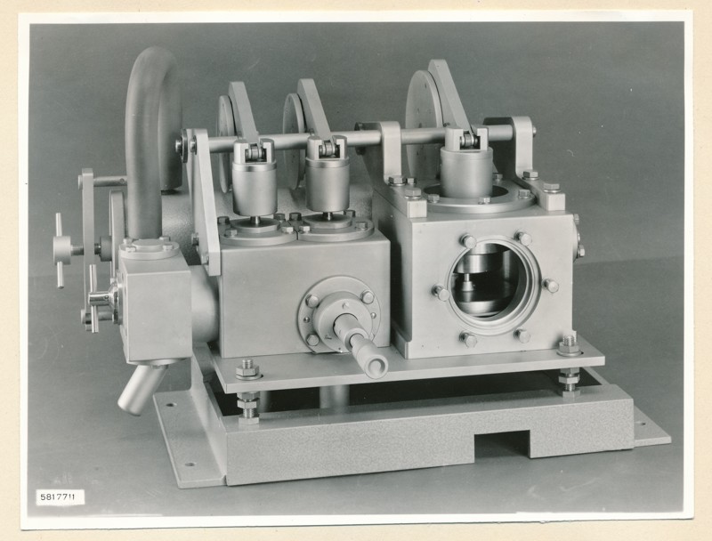 Bauteil Elektronenmikroskop, Foto 2. Dezember 1958 (www.industriesalon.de CC BY-SA)