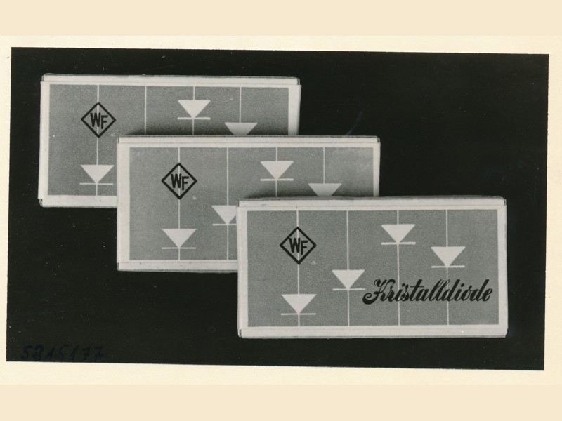Drei WF Kristalldioden Schachteln, Bild 1, Foto 2. Juli 1958 (www.industriesalon.de CC BY-SA)