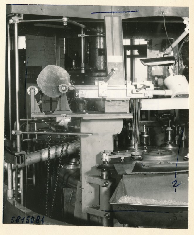 Einfüllvorrichtung an Presstellerautomat, Foto Mai 1958 (www.industriesalon.de CC BY-SA)