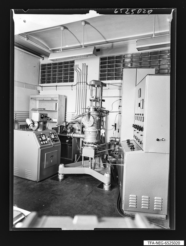 Einkristallziehmaschine B 10823, Foto Oktober 1965 (www.industriesalon.de CC BY-SA)