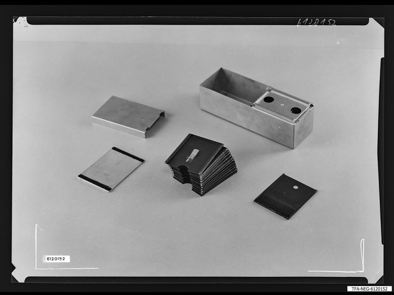 Elektronenmikroskop-Kassette (www.industriesalon.de CC BY-SA)