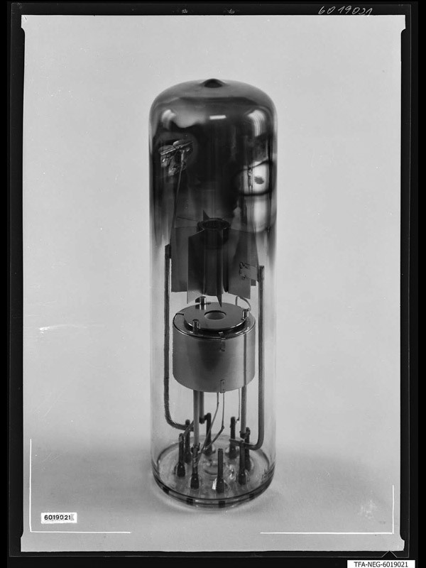 Elektronenröhre, Teilansicht (www.industriesalon.de CC BY-SA)