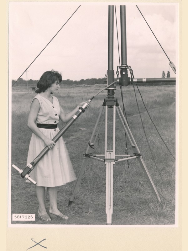Feldstärkenmesser FSM: Anschrauben des Antennenkabel, Foto 27. August 1958 (www.industriesalon.de CC BY-NC-SA)