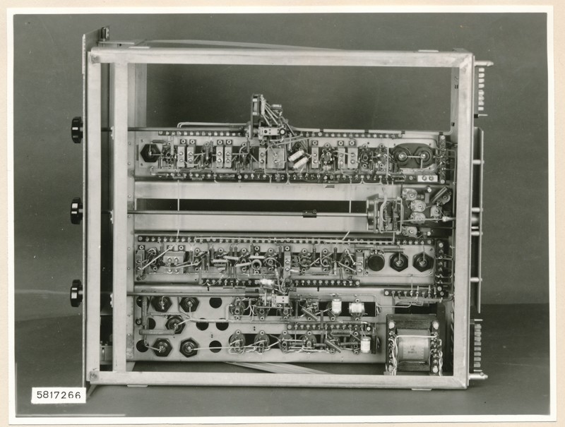 Fernseh - Meßgestell Signalgenerator 1 unten, Foto 30. Juli 1958 (www.industriesalon.de CC BY-SA)