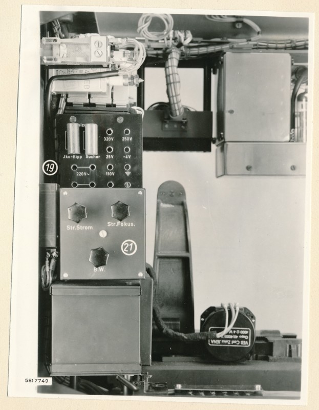 Fernseh-Studio-Kamera FSTK1, Adapter neben Kamera Ausschnitt 17736, Foto 4. Dezember 1958 (www.industriesalon.de CC BY-SA)