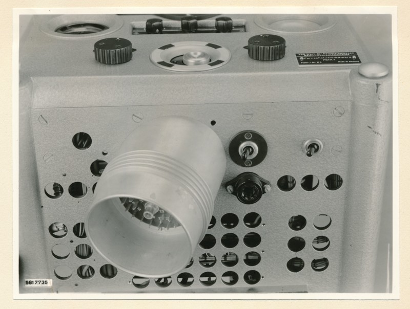 Fernseh-Studio-Kamera FSTK1, Kamera von hinten unten (Schalter Deckel), Foto 4. Dezember 1958 (www.industriesalon.de CC BY-SA)