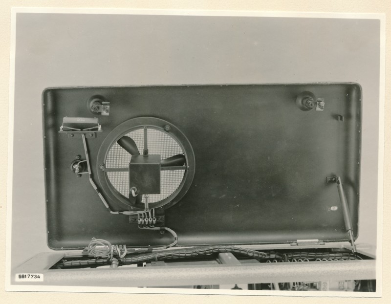 Fernseh-Studio-Kamera FSTK1, Kameradeckel mit Lüfter, Foto 4. Dezember 1958 (www.industriesalon.de CC BY-SA)