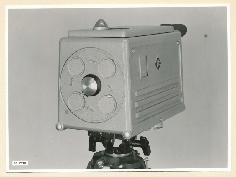 Fernseh-Studio-Kamera FSTK1 ohne Objektive von vorne, Foto 4. Dezember 1958 (www.industriesalon.de CC BY-SA)