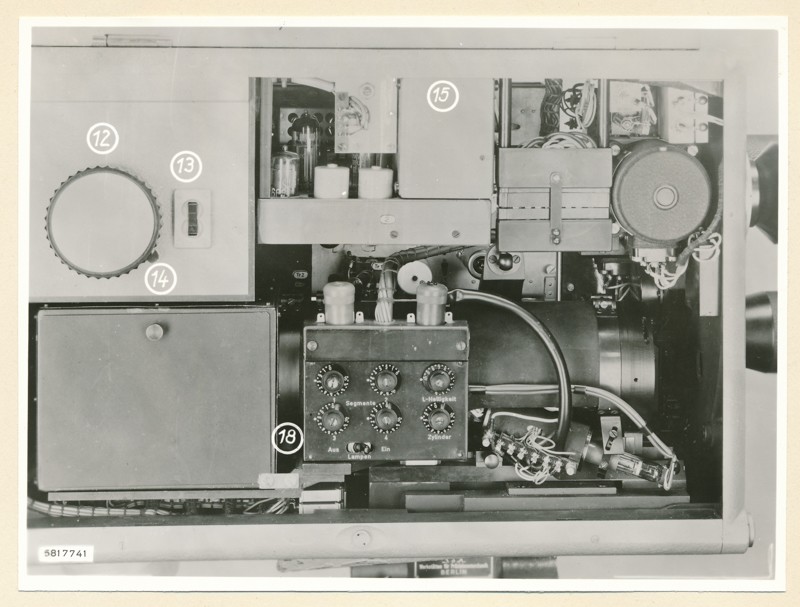 Fernseh-Studio-Kamera FSTK1, Seitenansicht rechts offen , Foto 4. Dezember 1958 (www.industriesalon.de CC BY-SA)