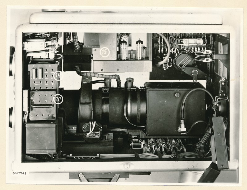 Fernseh-Studio-Kamera FSTK1, Seitenansicht, Sucher und Ablenkteil entfernt , Foto 4. Dezember 1958 (www.industriesalon.de CC BY-SA)