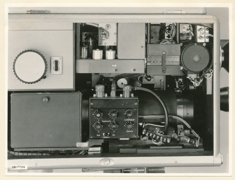 Fernseh-Studio-Kamera FSTK1 Seitenansicht von rechts, offen, Foto 4. Dezember 1958 (www.industriesalon.de CC BY-SA)
