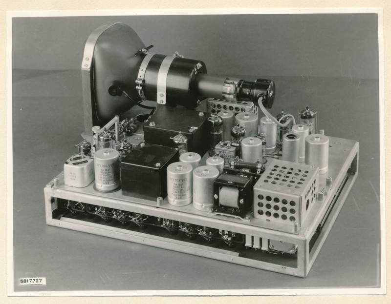 Fernseh-Studio-Kamera FSTK1 Sucher- und Ablenkteil v. oben, Foto 4. Dezember 1958 (www.industriesalon.de CC BY-SA)