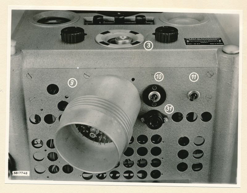 Fernseh-Studio-Kamera FSTK1 von unten, Schalter und Stecker , Foto 4. Dezember 1958 (www.industriesalon.de CC BY-SA)