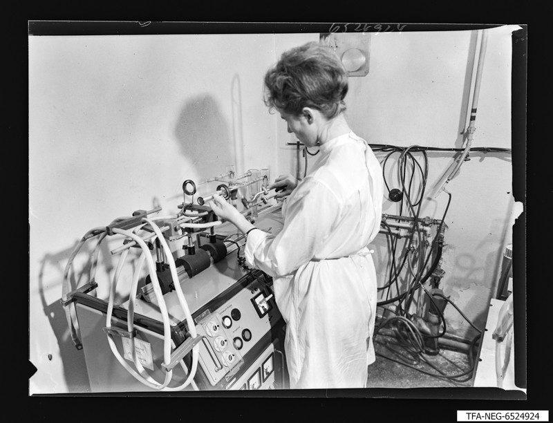 Frau bei Herstellung der Super-Orthikon, Foto September 1965 (www.industriesalon.de CC BY-NC-SA)