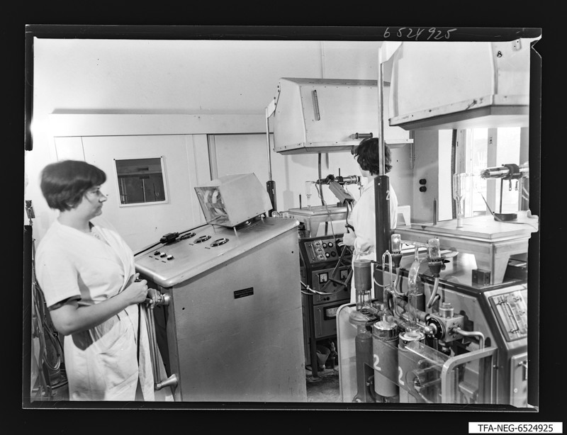 Frauen an Gettermaschine für Super-Orthikon, Foto September 1965 (www.industriesalon.de CC BY-NC-SA)
